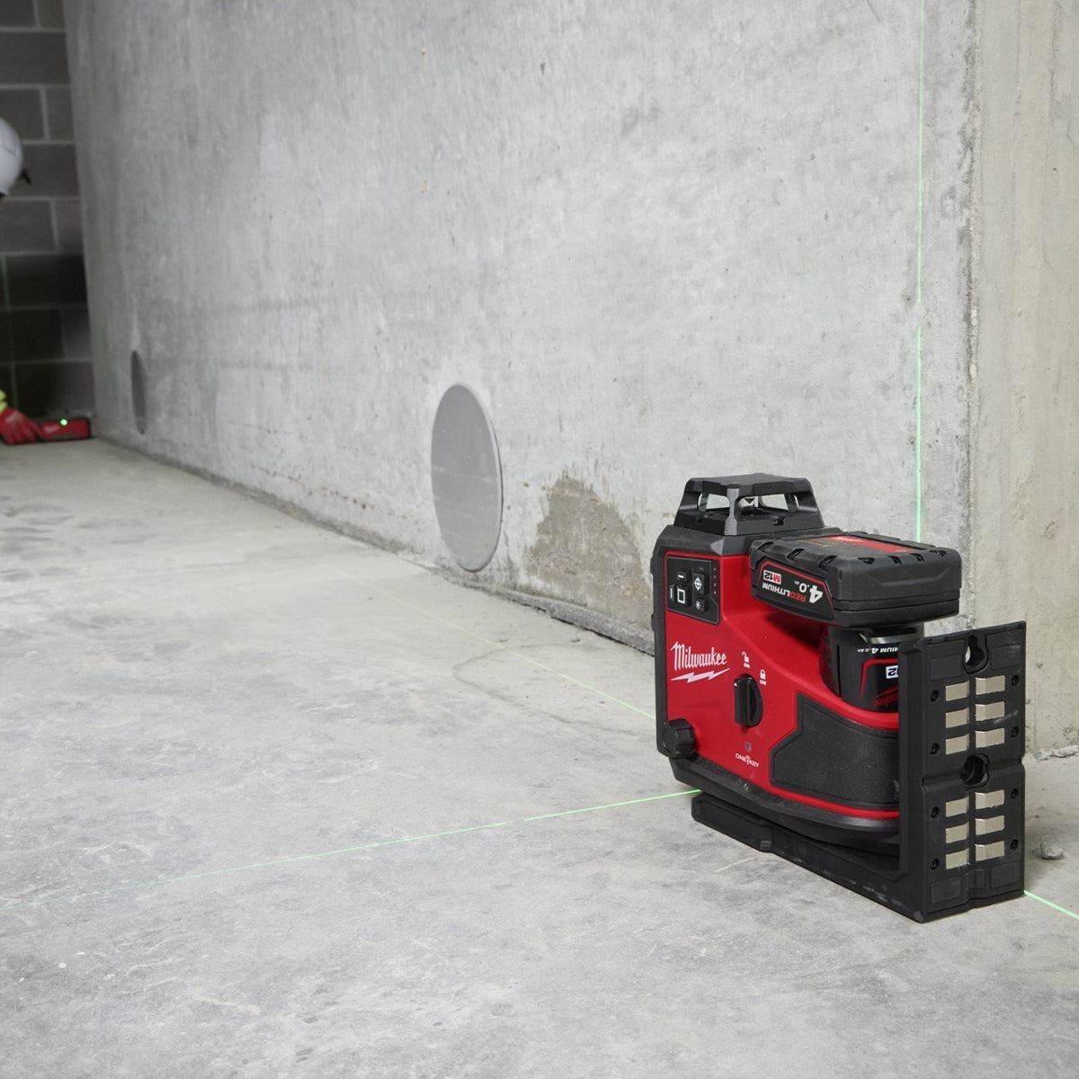Milwaukee M12A3PLO-0C 12V M12 Green Auto Alignment 360° 3 Plane Laser with 1 x 3.0Ah Battery Charger Case & Laser Tripod